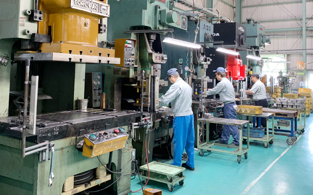 プレス機作業風景